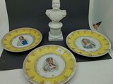 trois assiettes et un buste d'homme posé sur une table