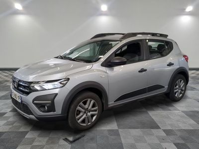 la voiture argentée est garée dans le garage sur un sol en damier
