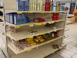 beaucoup d'articles sur les étagères du magasin
