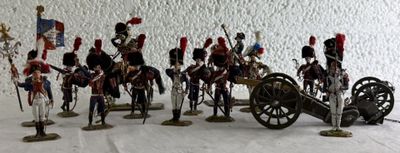 de nombreux petits soldats alignés les uns à côté des autres