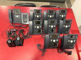 beaucoup de téléphones posés sur une table rouge