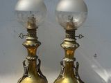 deux lampes posées sur une table en bois