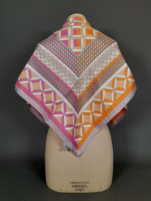 LANCEL, PARIS. Carré en twill de soie à décor géométrique da…