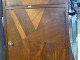 une armoire en bois posée sur une caisse