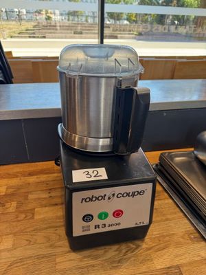 un mixeur posé sur une table dans une pièce
