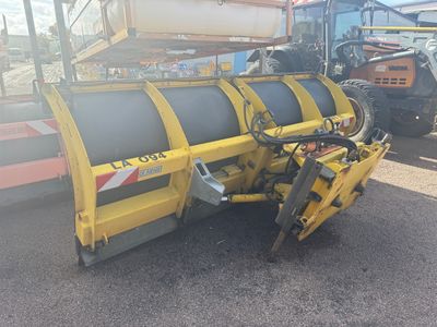 une grosse machine jaune garée sur le parking