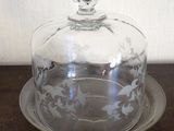 une plaque de verre surmontée d'un dôme en verre