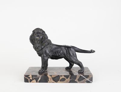 une image représentant une statue de lion sur un socle en marbre