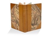 deux livres ouverts sur une surface blanche
