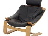 fauteuil en cuir noir avec des pieds en bois, sur fond blanc