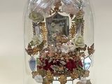 un dôme de verre avec une horloge à l'intérieur sur une table