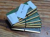 une pile de livres posée sur une table en bois
