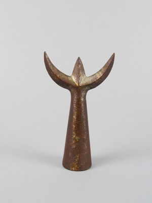 sculpture en bronze représentant la queue d'une baleine sur fond blanc