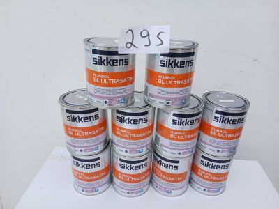 plusieurs pots de peinture sont empilés sur une table