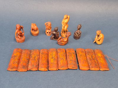 une image représentant un groupe de figurines sculptées posées sur une surface bleue