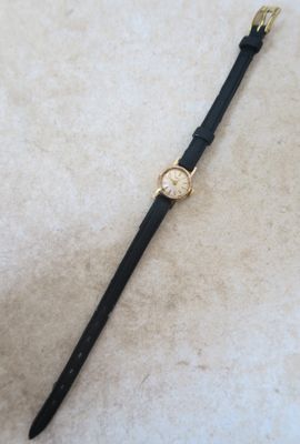 l'image d'une montre-bracelet avec un bracelet en cuir noir