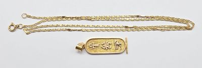 une image représentant un collier en or et un pendentif en or sur fond blanc