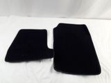 une paire de tapis de sol en moquette noire pour une voiture
