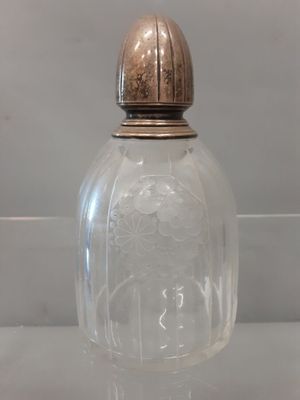 Grand flacon en verre moulé à décor de fleurs dans des réser…