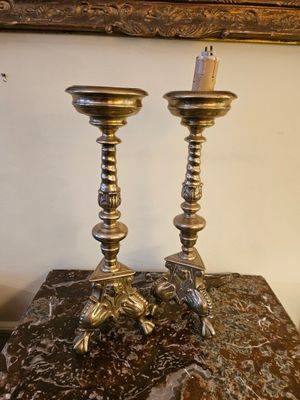 Paire de piques-cierges en laiton tripode à décor de têtes d…