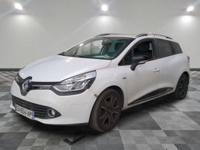la voiture blanche est garée sur un sol en damier dans le garage