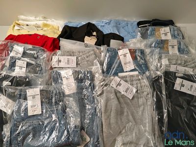 Plusieurs paires de jeans pour homme sont emballées dans des sacs en plastique