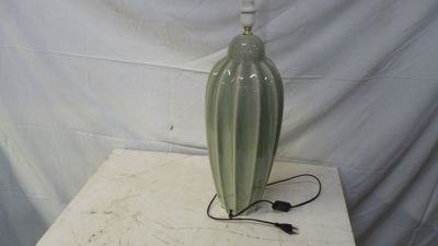 une lampe posée sur une table à côté d'un mur