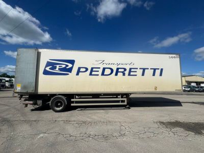 un camion semi-remorque garé dans un parking