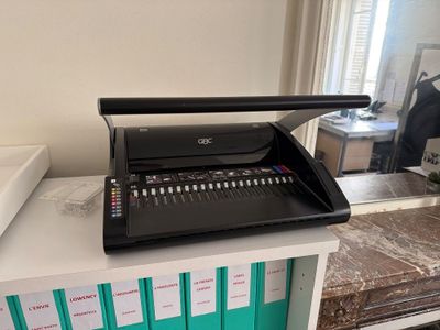 une image représentant un bureau sur lequel se trouve un ordinateur