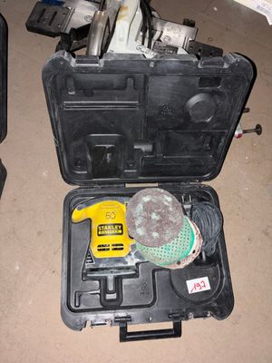 une trousse à outils posée par terre à côté d'un ordinateur portable