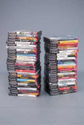 beaucoup de dvd empilés les uns sur les autres
