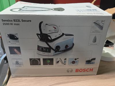 un carton contenant un aspirateur posé sur une table en bois