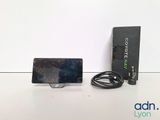 une photo d'un téléphone portable posé à côté d'un chargeur sur une table