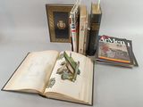 un grand nombre de livres posés sur une table