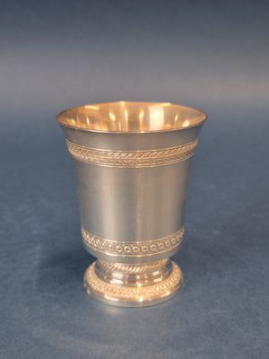 une coupe en argent posée sur une table