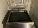 une photo d'une cuisinière professionnelle dans une cuisine