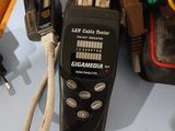 une télécommande posée sur une table