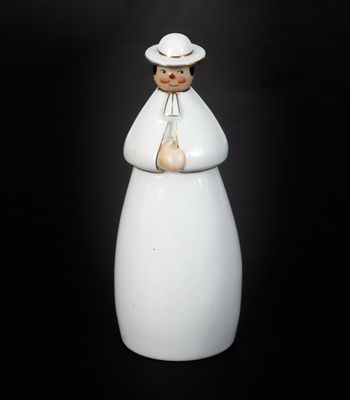 figurine en porcelaine représentant une femme vêtue d'une robe blanche et d'un chapeau, tenant un sac
