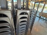 le nombre de chaises alignées dans une pièce