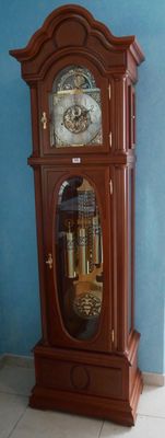 une horloge de parquet qui se trouve dans un coin de la pièce