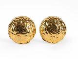une paire de boucles d'oreilles plaquées or sur fond blanc