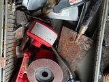 une boîte remplie d'objets hétéroclites posée sur le sol