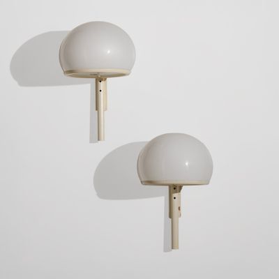 une paire d'appliques blanches sur un mur blanc