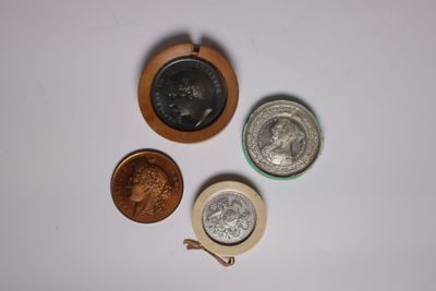 quatre types de pièces différents sont présentés sur une surface blanche