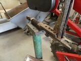 un gros plan d'une machine en cours de réparation