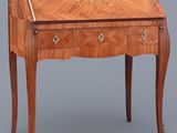 un bureau ancien avec un plateau en bois et des tiroirs