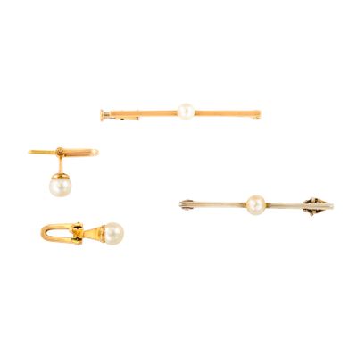 un lot de trois épingles à cheveux en or et perles