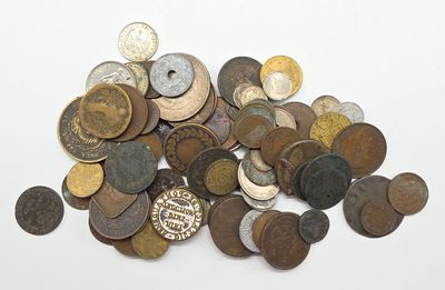 une pile de vieilles pièces de monnaie sur une surface blanche