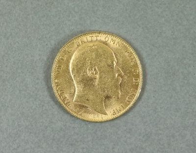 une pièce d'or sur laquelle figure l'image d'un homme