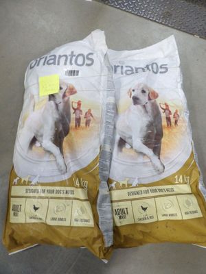 deux sacs de croquettes posés par terre